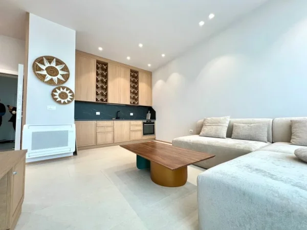 Vlore, shitet apartament 1+1+Ballkon Kati 2, 57 m² (Lungomare)