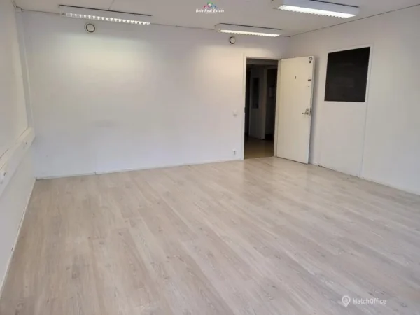 Tirane, jepet me qera zyre Kati 2, 102 m² 1.000 € (Shkolla e Kuqe)