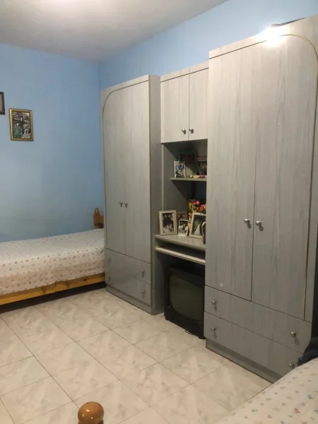 Tirane, jepet me qera Kati 1, 201 m² 2.000 € (Komuna e Parisit)