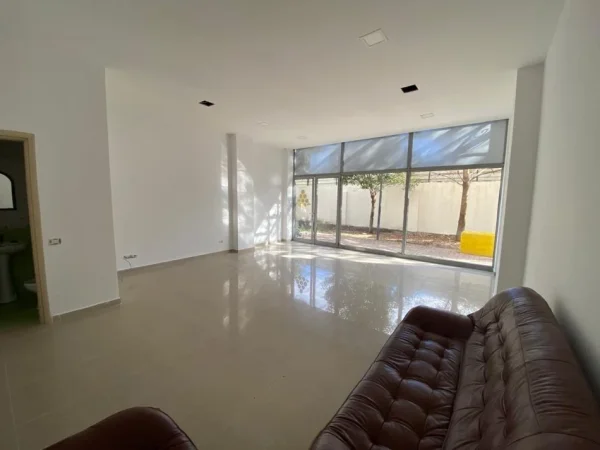 Tirane, jepet me qera ambjent biznesi Kati 0, 56 m² 450 € (Don Bosko)