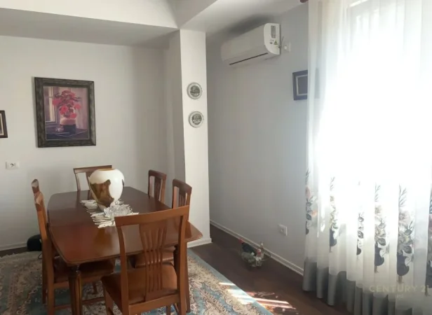 Tirane, shitet Vile 4+1+Ballkon Kati 2, 202 m² 370.000 € (5 Maji)