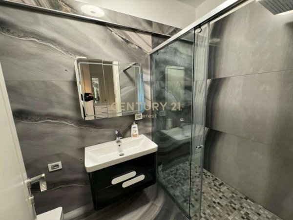 Tirane, shes apartament 2+1+2+Ballkon , 129 m² 350.000 € (Rr. e Kavajes, Kompleksi Delijorgji)