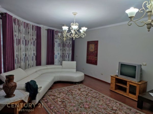 Tirane, jap me qera apartament 3+1 , 186 m² 850 € (Kopshti Botanik Zoologjik)