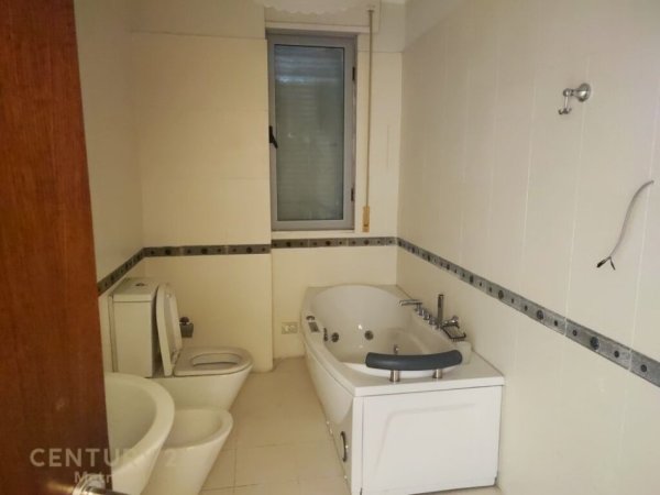 Tirane, jap me qera apartament 3+1 , 186 m² 850 € (Kopshti Botanik Zoologjik)