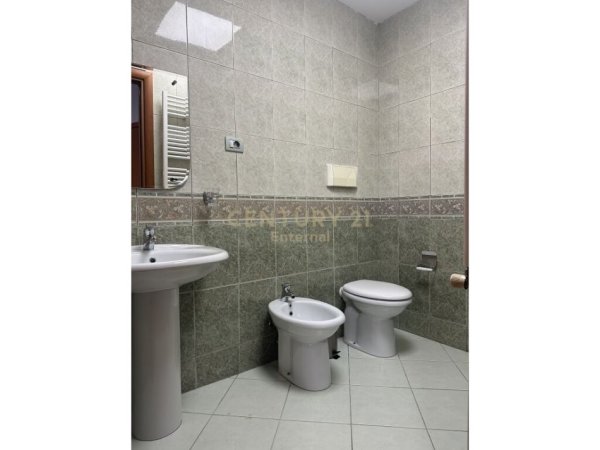 Tirane, jap me qera apartament 3+1+3+POST PARKIMI  , 170 m² 1.500 € (Liqeni i Tiranës)