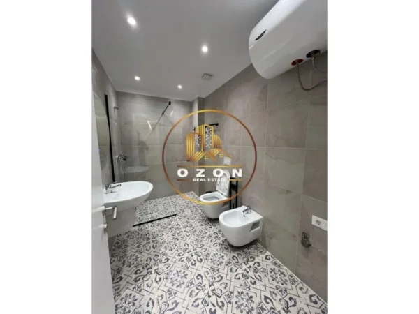 Apartament i pershtatshem per zyra,biznese 1+1 për Qira në Myslym Shyri, Tiranë