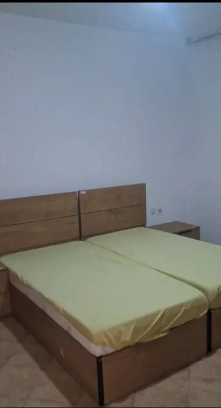 Tirane, jepet me qera Vile 1+1 Kati 1, 60 m² (Fundi Rruges Burgut, Mbrapa Skrapit)