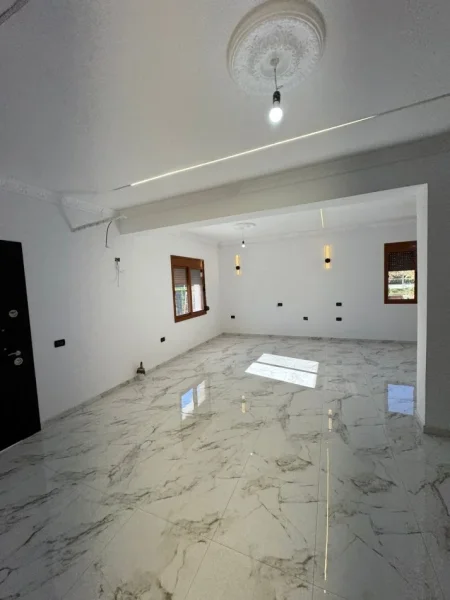 Vlore, shitet shtepi 2+1 Kati 0, 142 m² 200.000 € (ne hyrje te Vlores, transballkanike, afer karburant Kastrati) RV47451