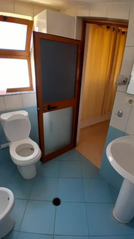 Tirane, jepet me qera apartament 1+1 Kati 4, 60 m² 500 € (Ambasada Amerikane)