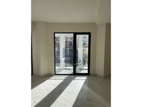 Tirane, jepet me qera apartament 2+1 Kati 1, 117 m² 500 € (ASTIR)