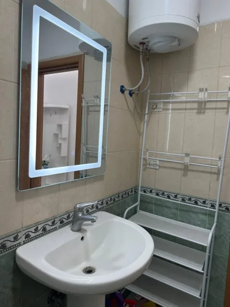 Tirane, jepet me qera apartament 2+1 Kati 3, 70 m² 450 € (astir)