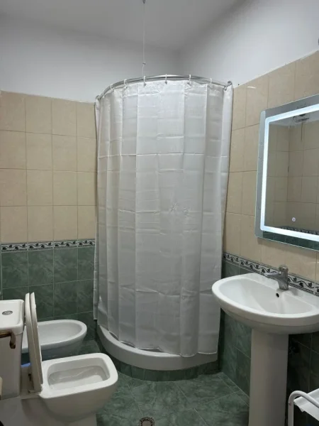 Tirane, jepet me qera apartament 2+1 Kati 3, 70 m² 450 € (astir)