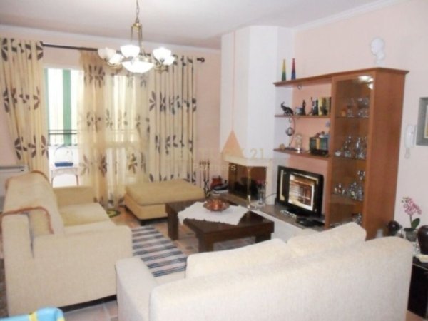 Tirane, jepet me qera apartament 2+1+Ballkon Kati 10, 110 m² 1.100 € (Rruga e Elbasanit)