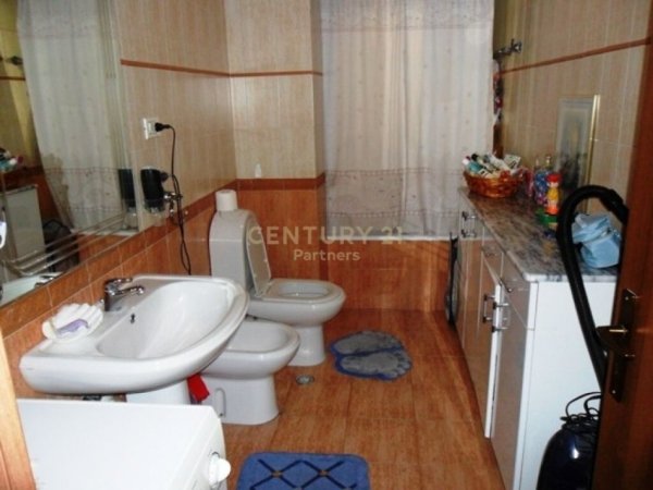 Tirane, jepet me qera apartament 2+1+Ballkon Kati 10, 110 m² 1.100 € (Rruga e Elbasanit)