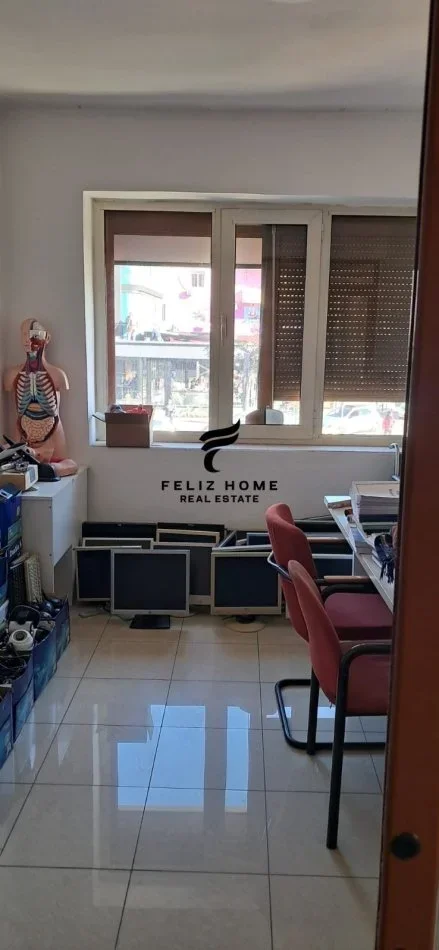 Tirane, jepet me qera zyre Kati 1, 75 m² 700 € (21 DHJETORI)