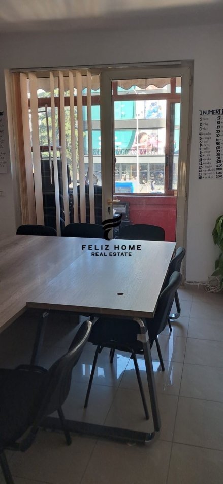 Tirane, jepet me qera zyre Kati 1, 75 m² 700 € (21 DHJETORI)