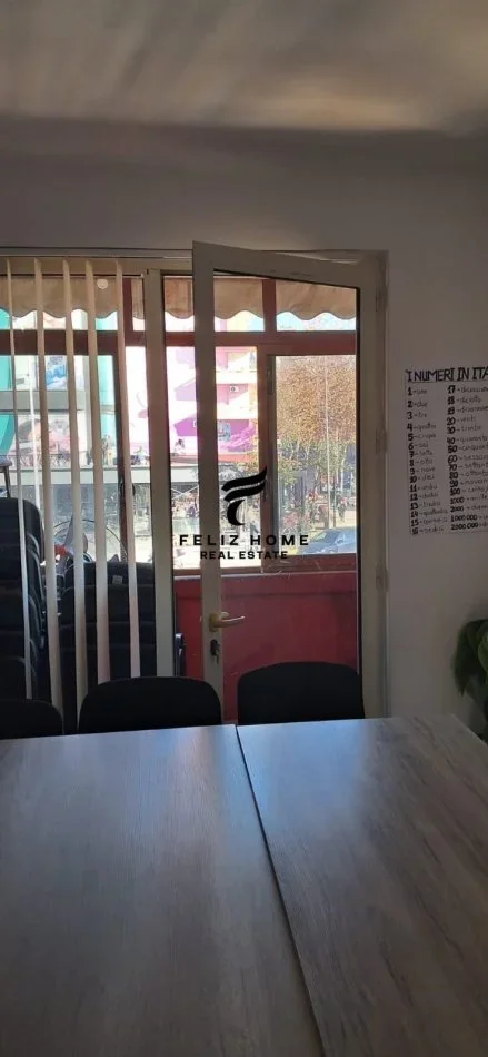 Tirane, jepet me qera zyre Kati 1, 75 m² 700 € (21 DHJETORI)