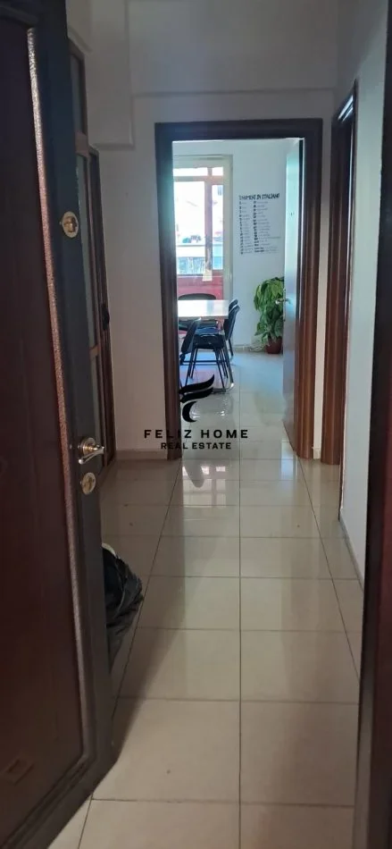 Tirane, jepet me qera zyre Kati 1, 75 m² 700 € (21 DHJETORI)