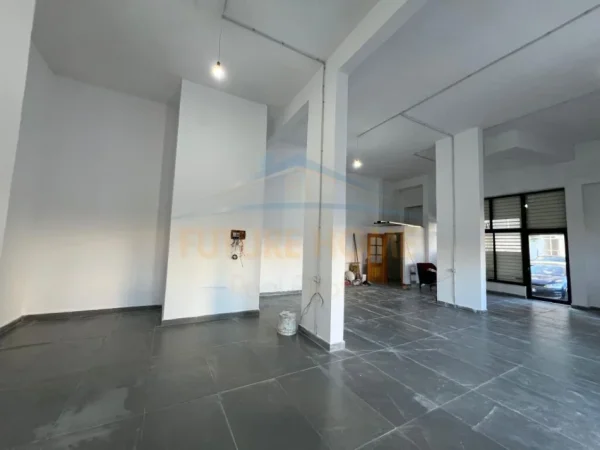 Tirane, jepet me qera ambjent biznesi Kati 0, 105 m² 500 € (FUSHA AVIACIONIT)