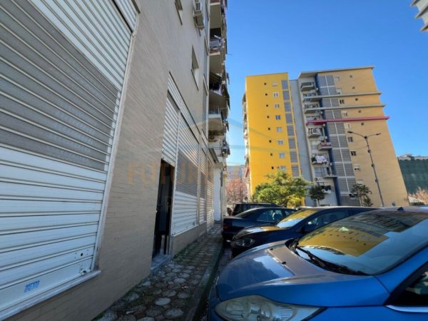 Tirane, jepet me qera ambjent biznesi Kati 0, 105 m² 500 € (FUSHA AVIACIONIT)