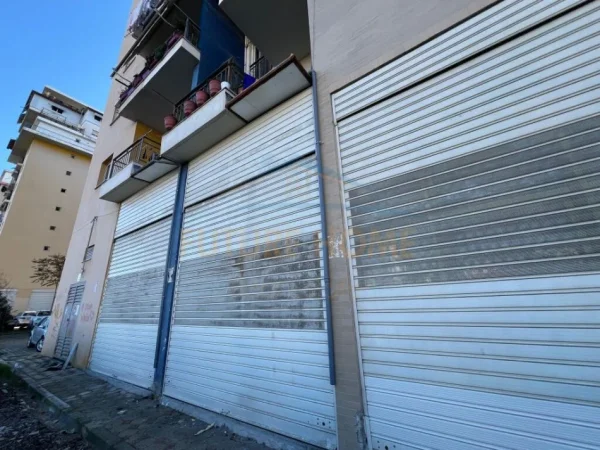 Tirane, jepet me qera ambjent biznesi Kati 0, 105 m² 500 € (FUSHA AVIACIONIT)