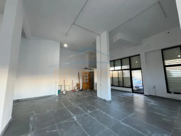 Tirane, jepet me qera ambjent biznesi Kati 0, 105 m² 500 € (FUSHA AVIACIONIT)