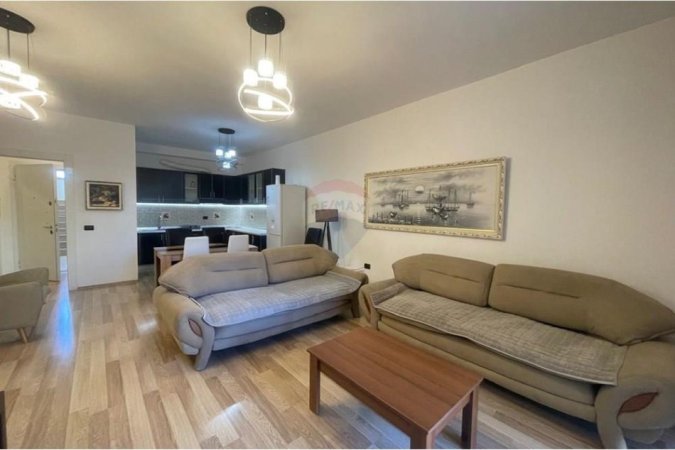 Tirane, jepet me qera apartament 2+1+Ballkon Kati 2, 111 m² 750 € 