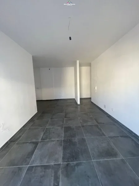 Tirane, jepet me qera zyre Kati 2, 94 m² 700 € (stacioni i trenit)