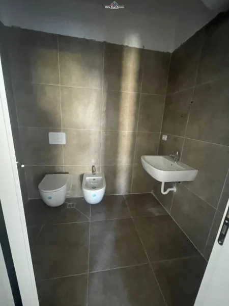 Tirane, jepet me qera zyre Kati 2, 94 m² 700 € (stacioni i trenit)