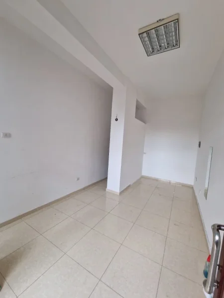Durres, jepet me qera ambjent biznesi Kati 0, 29 m² 250 € (Poliklinika Durres)