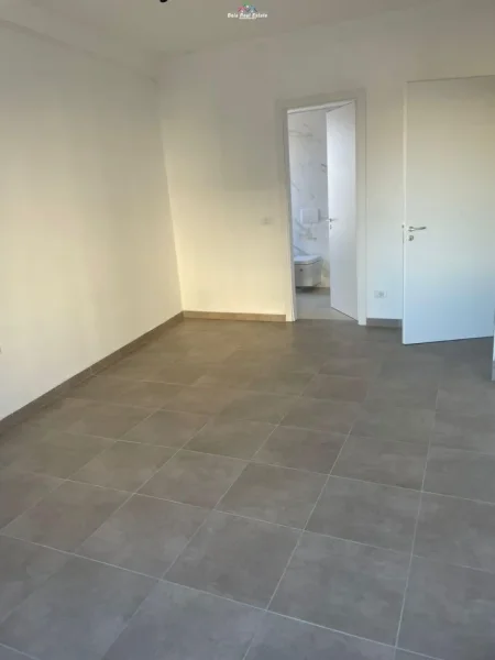 Tirane, jepet me qera zyre Kati 6, 94 m² 600 € (Stacioni i Trenit)