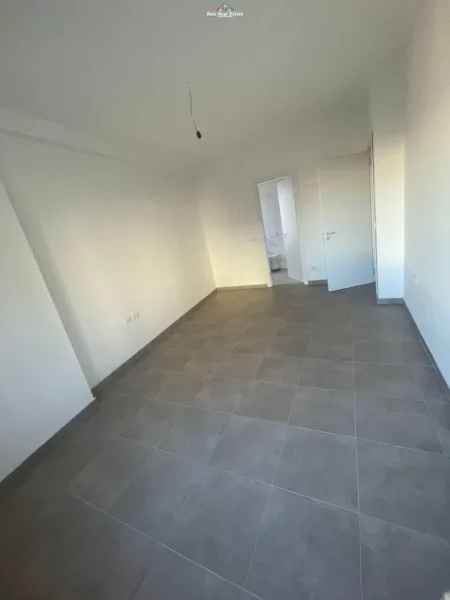 Tirane, jepet me qera zyre Kati 6, 94 m² 600 € (Stacioni i Trenit)
