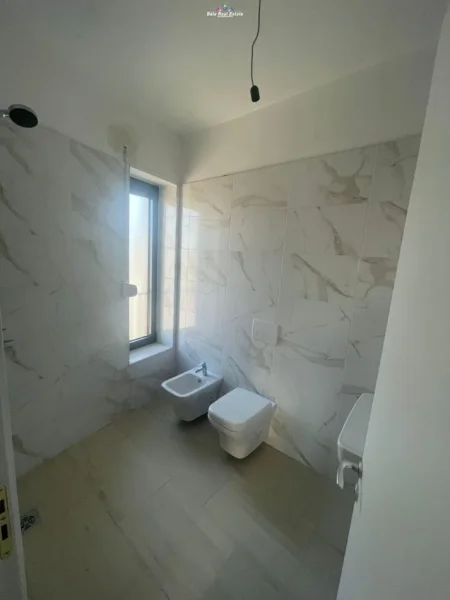 Tirane, jepet me qera zyre Kati 6, 94 m² 600 € (Stacioni i Trenit)