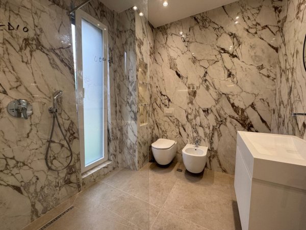 Tirane, jepet me qera 3 Katshe Kati 3, 300 m² 3.500 € (Qendra Tregtare TEG)