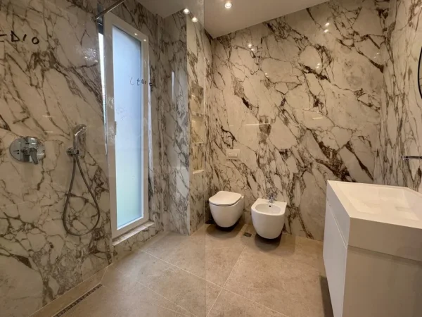 Tirane, jepet me qera 3 Katshe Kati 3, 300 m² 3.500 € (Qendra Tregtare TEG)