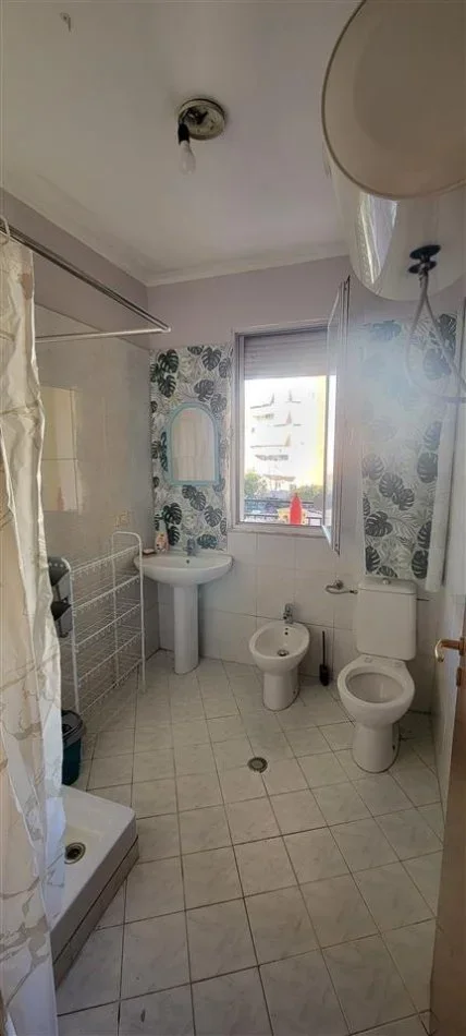 Tirane, jepet me qera apartament 1+1+Ballkon Kati 3, 70 m² 450 € (Zogu i Zi)