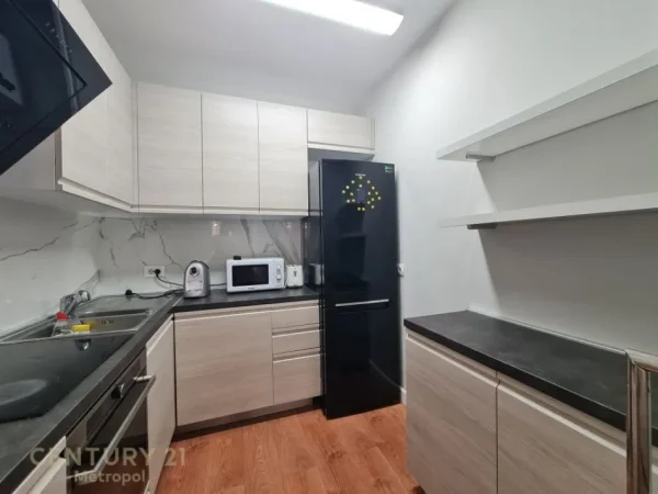 Tirane, jepet me qera apartament 1+1 Kati 2, 90 m² 800 € (teg)