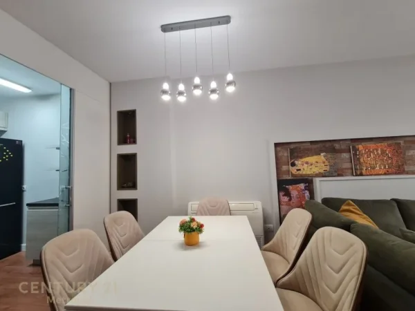 Tirane, jepet me qera apartament 1+1 Kati 2, 90 m² 800 € (teg)