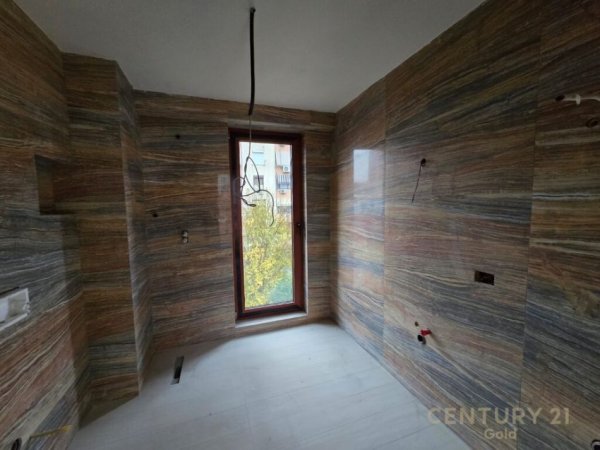Tirane, jepet me qera apartament 1+1 Kati 2, 83 m² 1.500 € (RRUGA E KAVAJES)