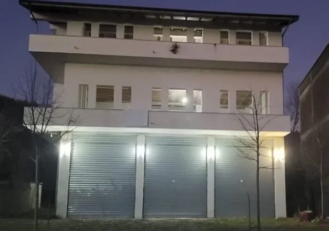 Tirane, jepet me qera magazine Kati 0, 310 m² 1.300 € (Mullet)