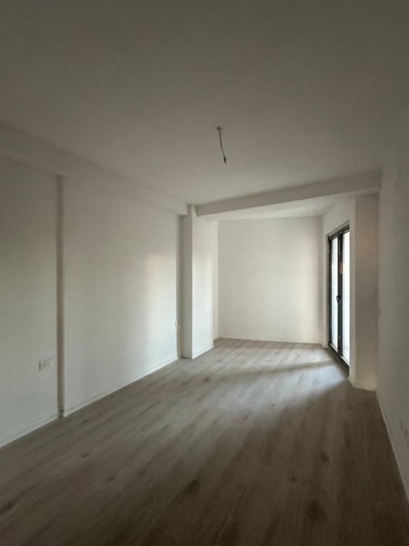 Tirane, shitet apartament 1+1+Aneks+Ballkon Kati 2, 77 m² 157.800 € (Pazari Ri)