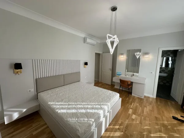 Tirane, jepet me qera apartament 2+1+Aneks+Ballkon Kati 2, 129 m² 1.500 € (TEG)