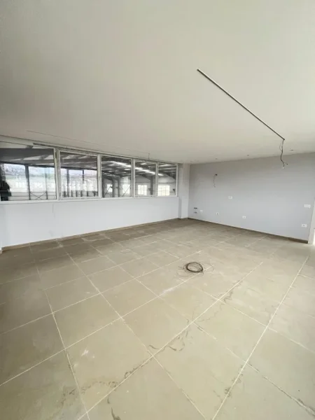 Tirane, jepet me qera ambjent biznesi Kati 0, 4.000 m² 20.000 € (Autostrade Tirane Durres)