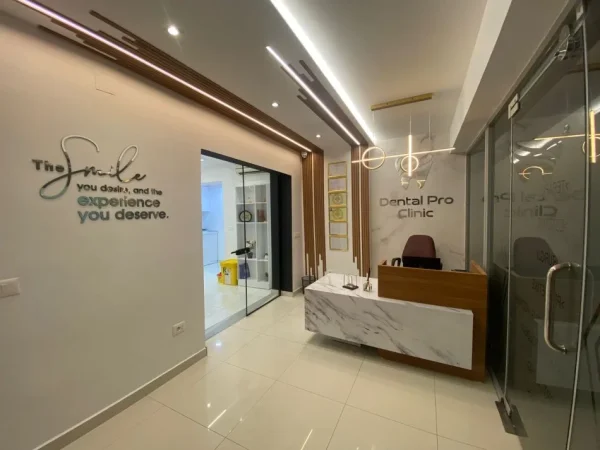 Tirane, jepet me qera dyqan Kati 0, 40 m² 550 € (Xhamllik)