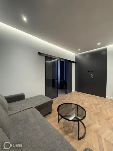 Tirane, jepet me qera apartament 1+1+Ballkon Kati 1, 60 m² 600 € (rruga Peti)