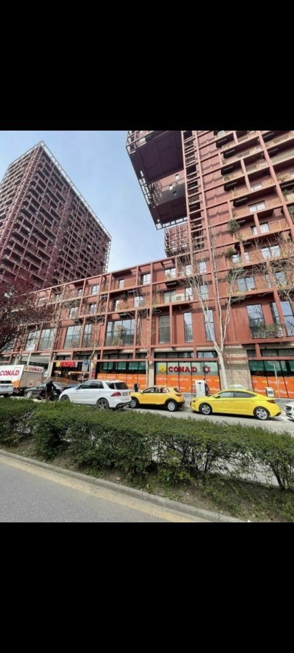 Tirane, jepet me qera Kati 1, 370 m² 5.000 € (Rruga Kavajës)