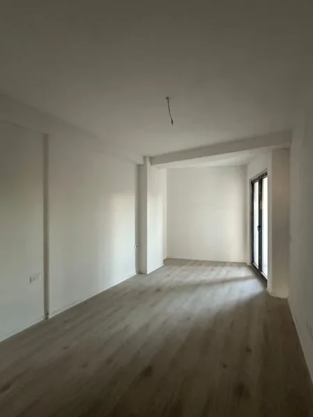 Tirane, shitet apartament 1+1+Ballkon Kati 1, 76 m² (Pazari i Ri)