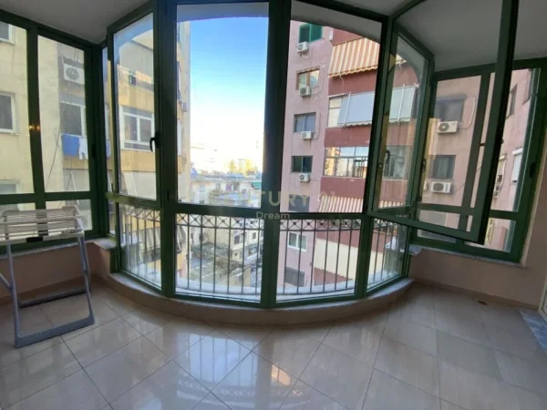 Tirane, jepet me qera apartament 2+1 Kati 5, 130 m² 900 € (GARDA)