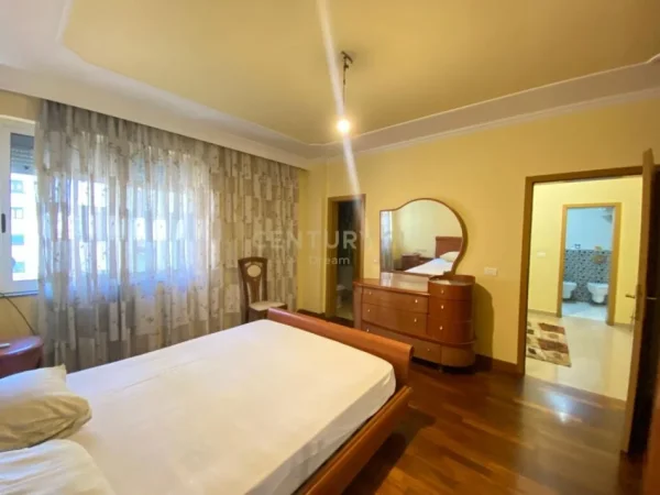 Tirane, jepet me qera apartament 2+1 Kati 5, 130 m² 900 € (GARDA)