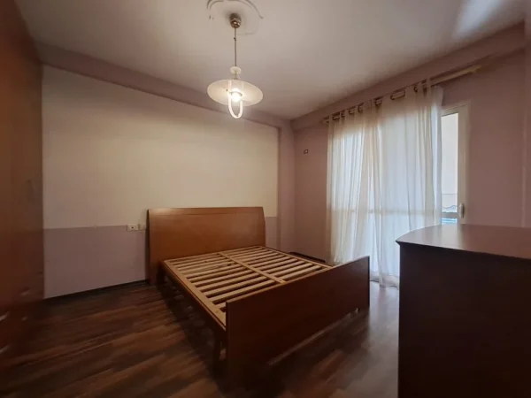 Tirane, jepet me qera apartament 1+1+Ballkon Kati 5, 80 m² 400 € (fresk)